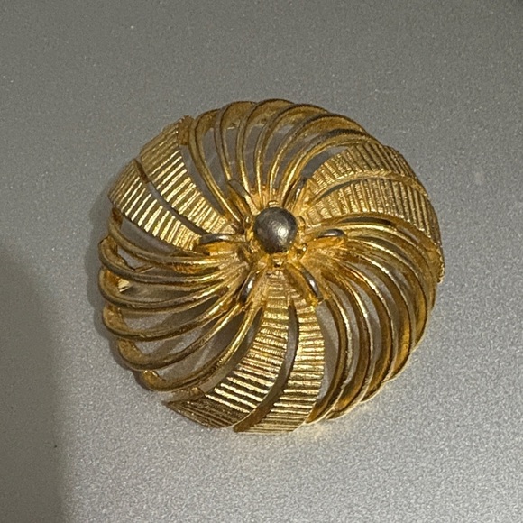 Lisner Jewelry Jewelry - Vintage Signed LISNER Gold tone Textured Round Pin Brooch Excellent Condition